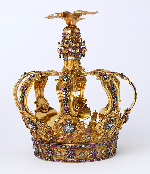 Crown made of diamonds, emeralds and rubies set into a gold crown with rococo scrolls, about 1750, © The Rosalinde and Arthur Gilbert Collection on loan to the V&A