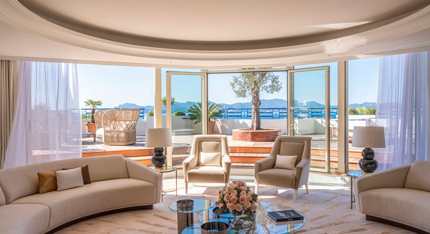 Hotel Martinez, Le Majestic, luxury hotels in Cannes, France, luxury suites, finest hotels in Cannes, luxury travel, signature suites, spectacular views, terrace, lake view, hotel rooms, fine dining restaurants, spa, suite