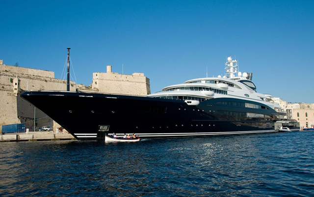 Bill gates store boat